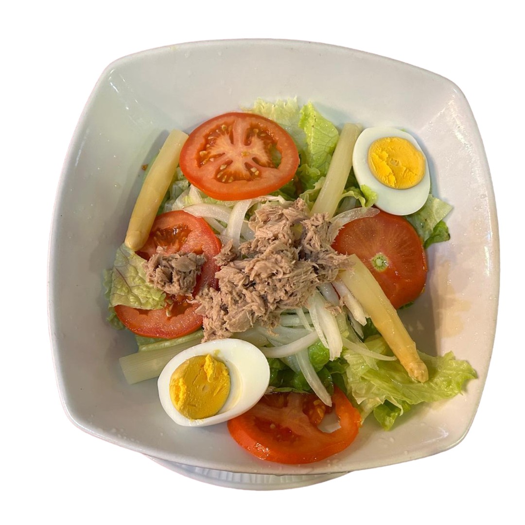Vista de ensalada con atún y espárragos